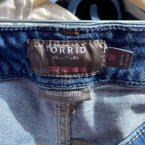 TORRID crop boyfriend vintage stretch jeans - Picture 2 of 3